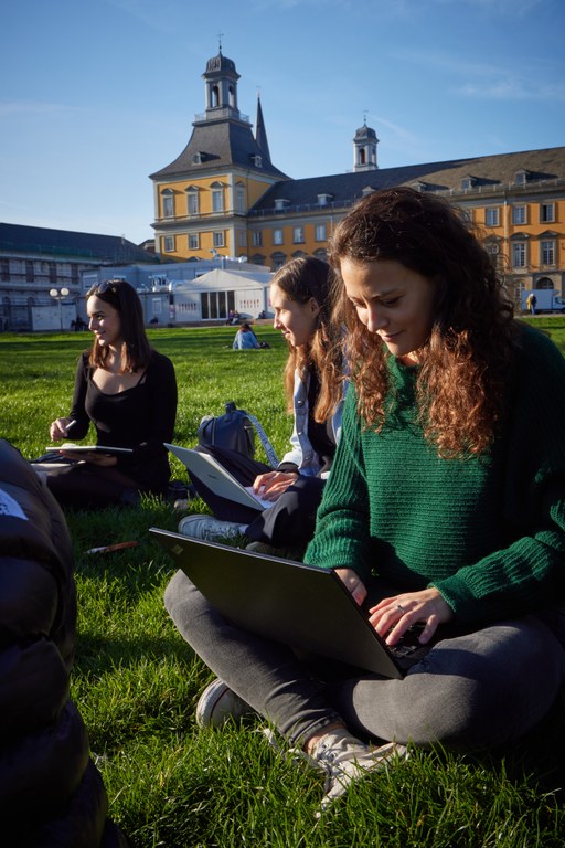 Studierende-im-Hofgarten